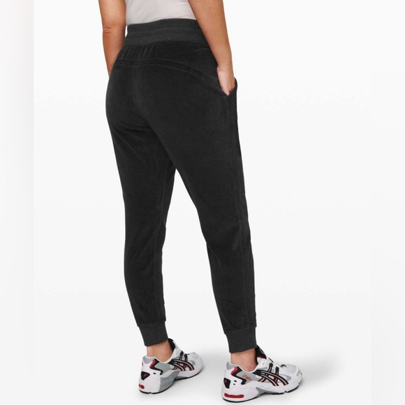 NWOT Women’s Sz 6 (30” Waist) Lululemon Warm Down Joggers Velour Heathered Black - Picture 3 of 13
